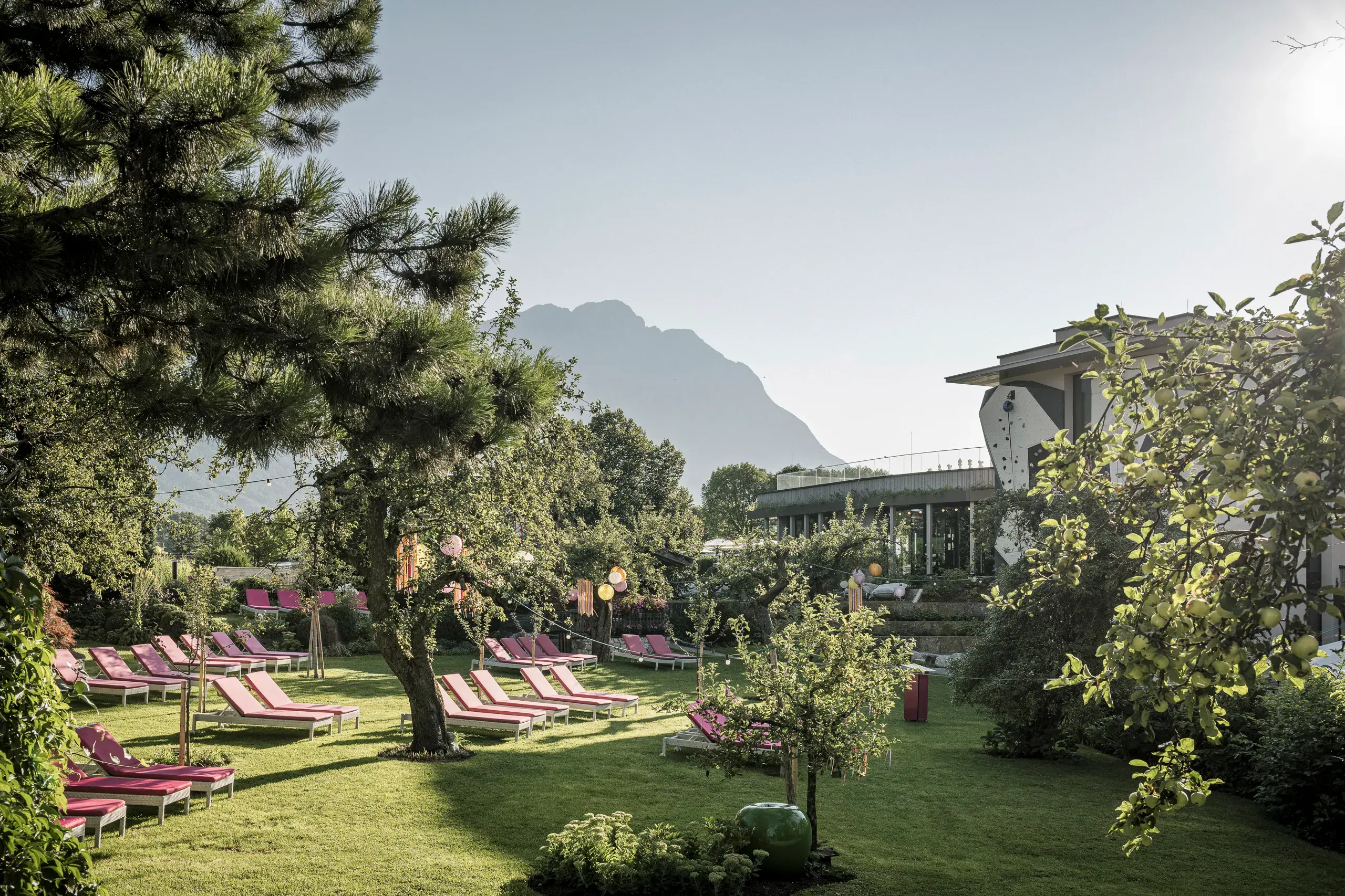 Großzügiger Wellnessbereich im Alpenresort Schwarz mit Blick auf die Alpen