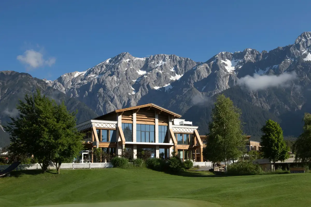 Außenansicht des Greenvieh Chalets bei einer Hochzeitsfeier am Mieminger Plateau