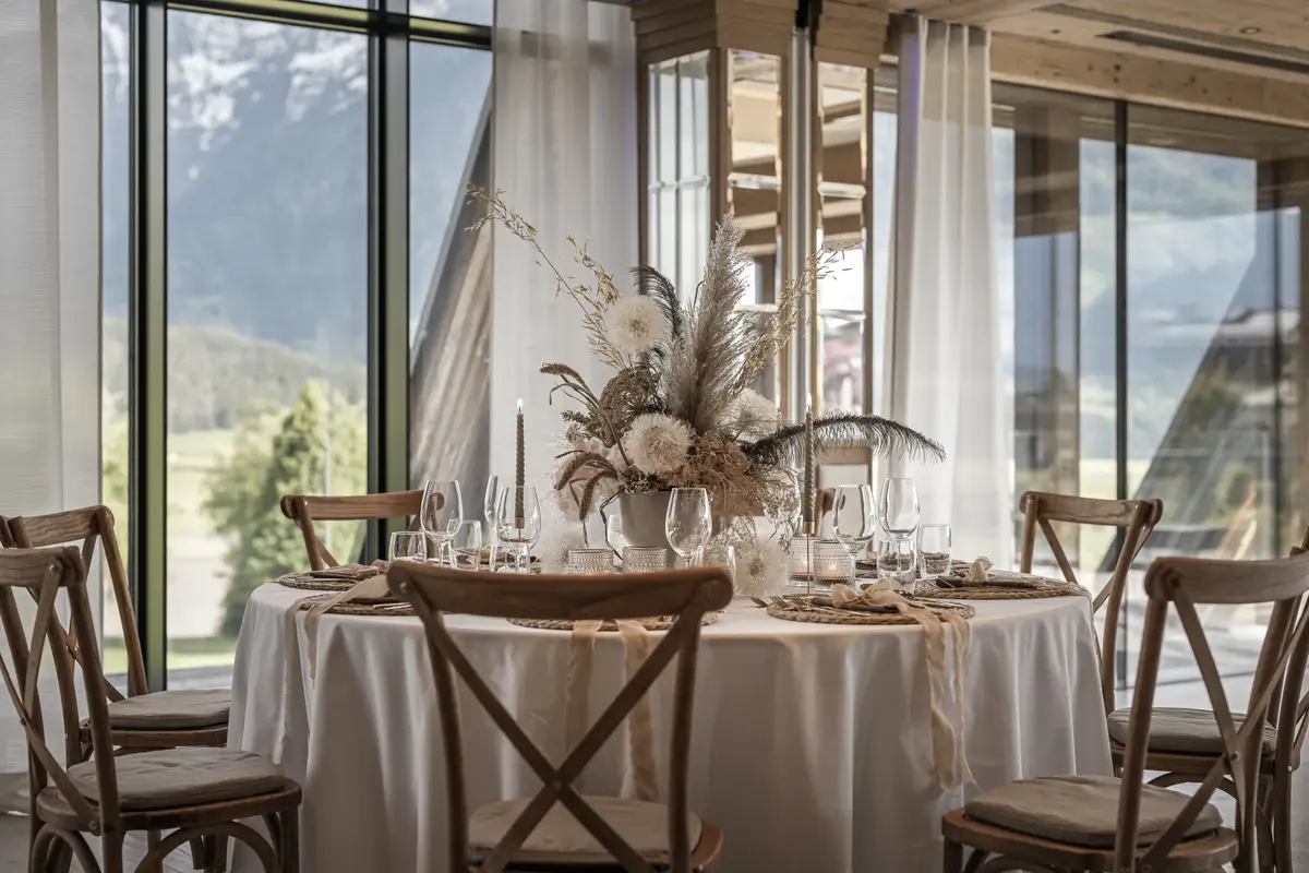Elegante Hochzeitsdekoration mit Blumenarrangements im Greenvieh Chalet