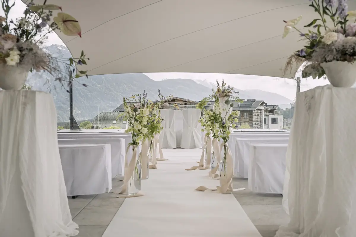 Freie Trauung im Grünen vor dem Greenvieh Chalet am Mieminger Plateau