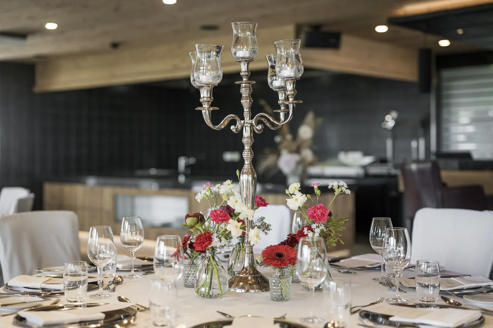 Elegante Hochzeitsdekoration mit Blumenarrangements im Greenvieh Chalet