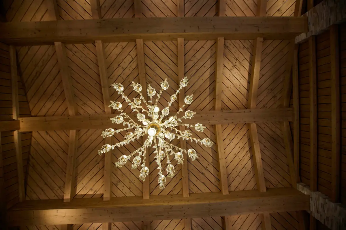 Festsaal im Greenvieh Chalet mit Kronleuchter und eleganter Beleuchtung für Events und Hochzeiten in Tirol