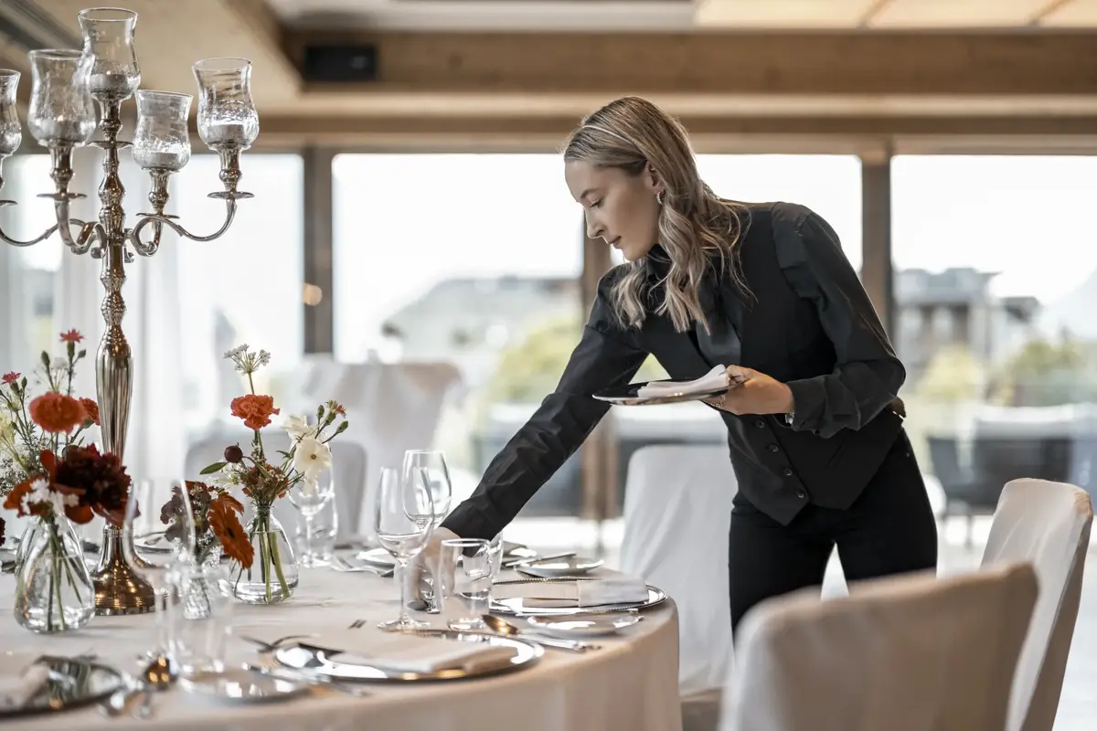 Kronleuchter und Deckendekoration sorgen für stimmungsvolle Atmosphäre bei Hochzeiten im Greenvieh Chalet
