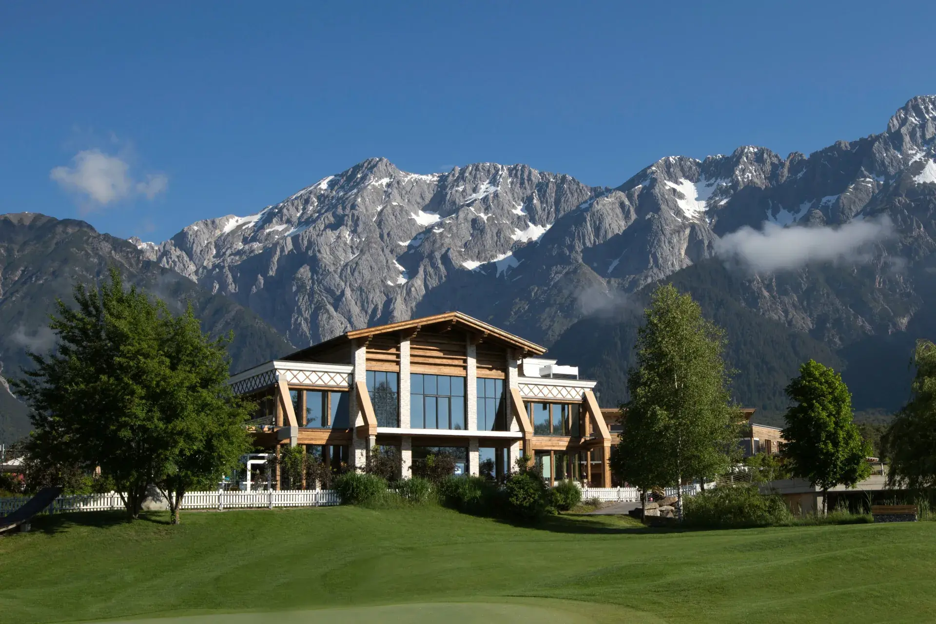 Außenansicht des Greenvieh Chalets bei einer Hochzeitsfeier