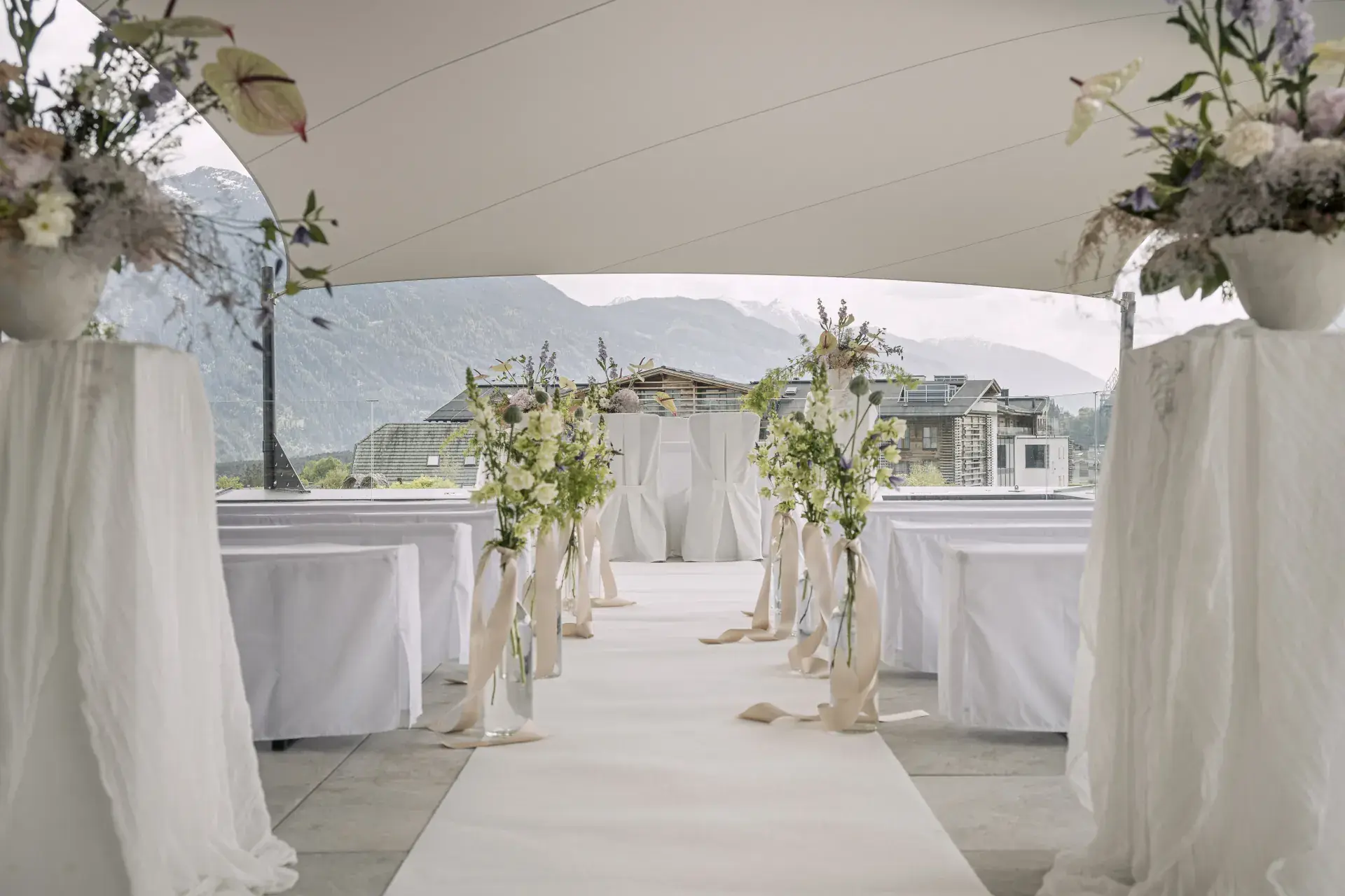 Freie Trauung im Grünen vor dem Greenvieh Chalet am Mieminger Plateau