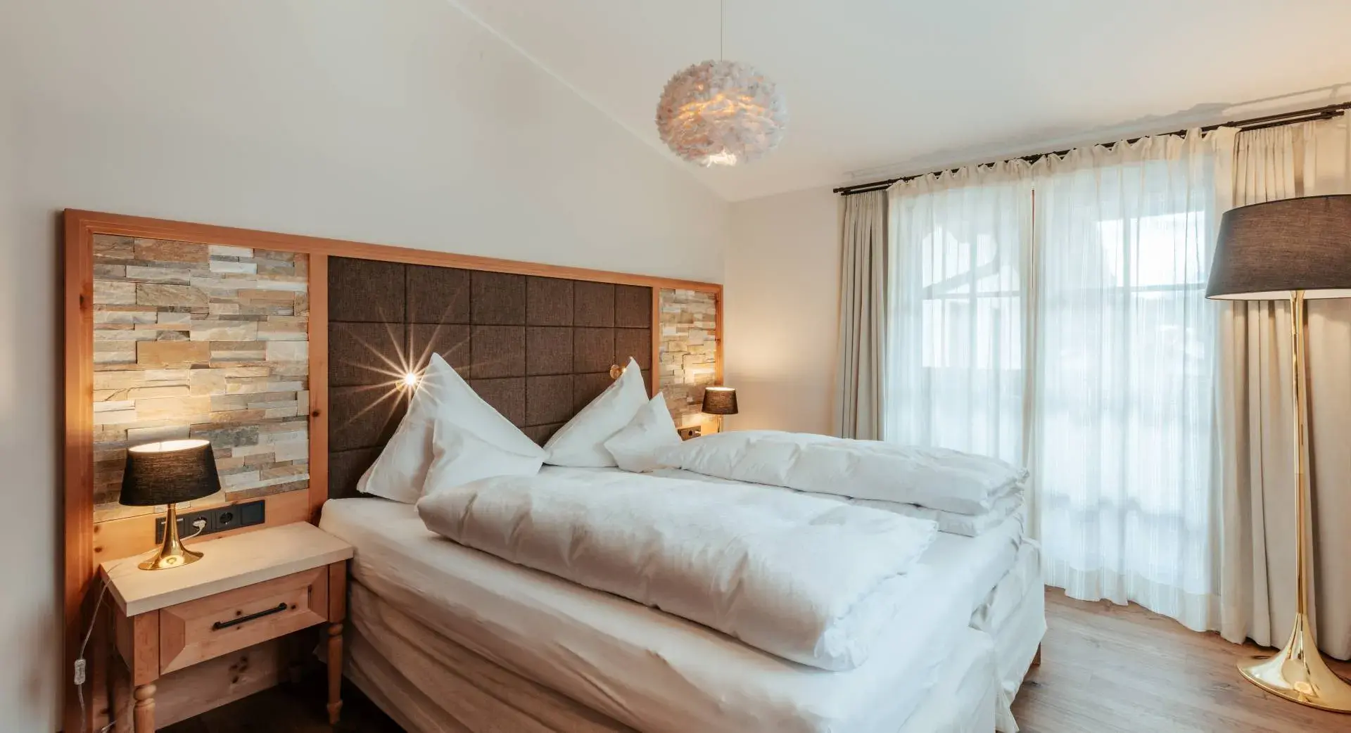 Individuell gestaltetes Gästezimmer im Biohotel Schweitzer am Mieminger Plateau – ideal für Event-Teilnehmer