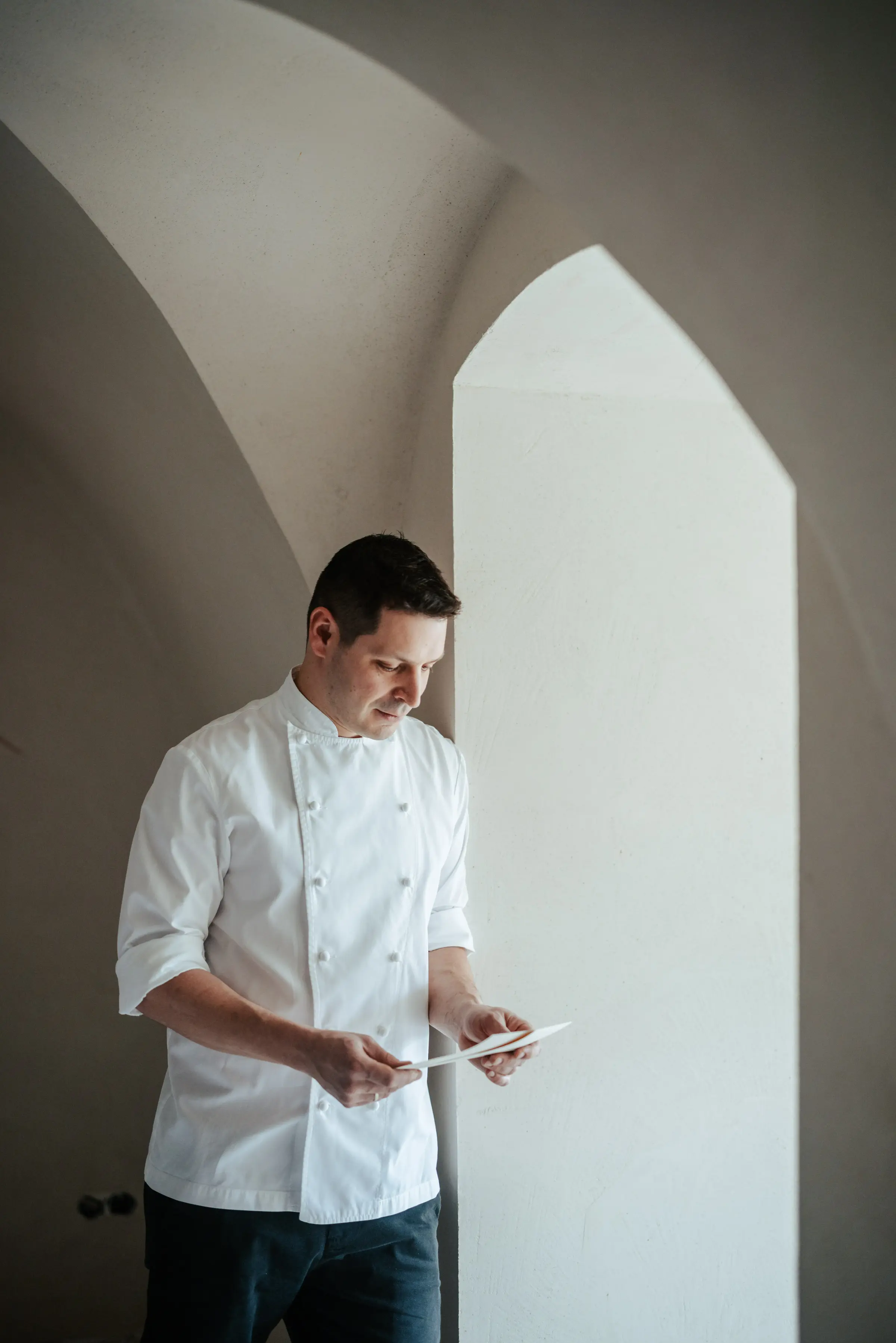 Koch des Restaurant 141 in Mieming beim Anrichten – Gourmet-Restaurant mit 2 Michelin Sternen