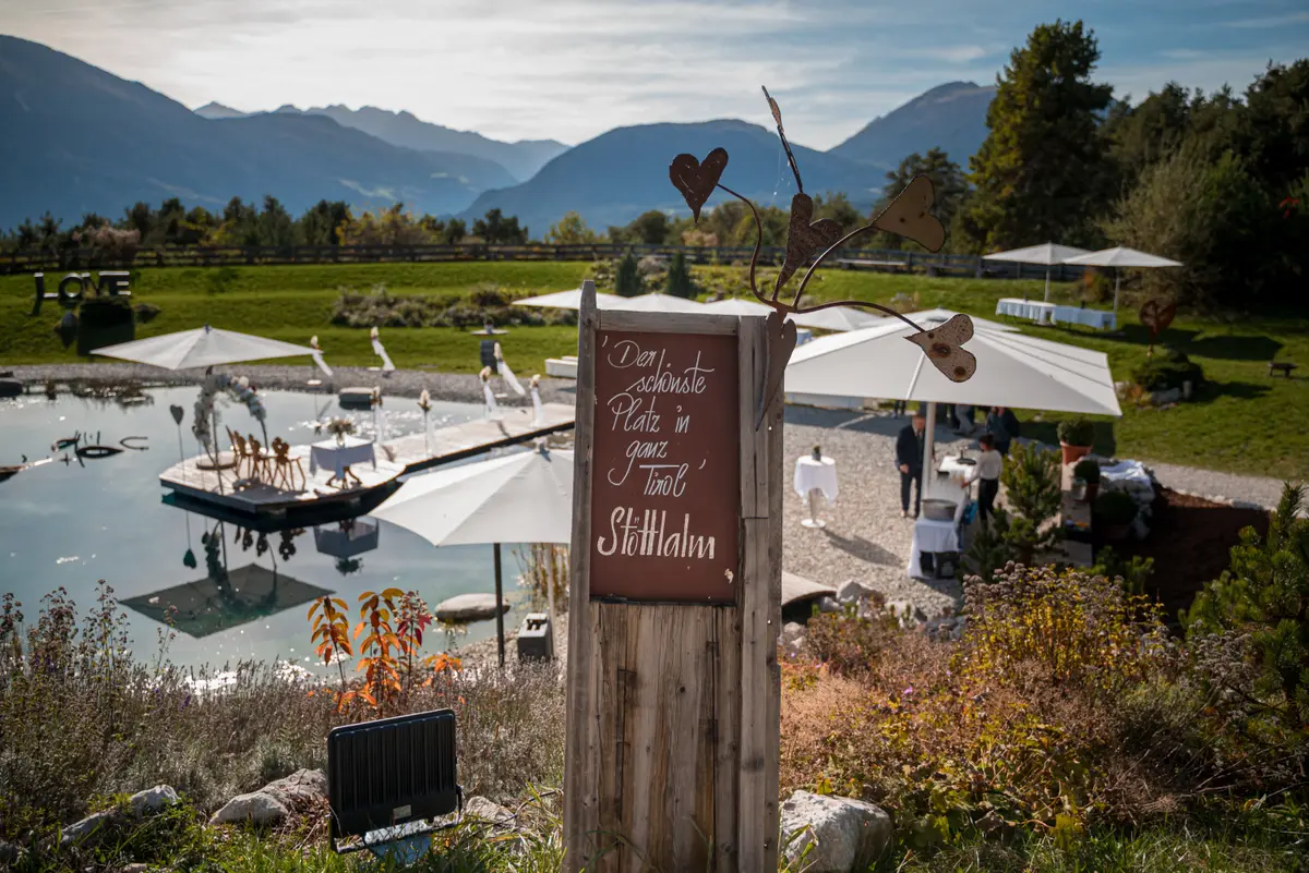 Gemütlicher Innenbereich der Stöttlalm für Feiern und Events in Tirol