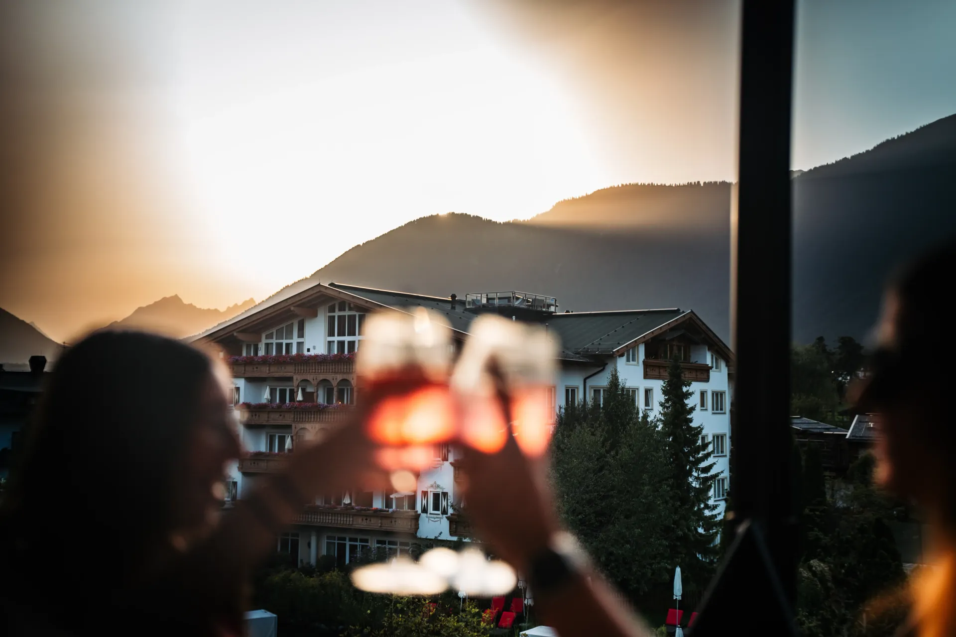 Geselliges Get-Together auf der Dachterrasse des Greenvieh Chalets