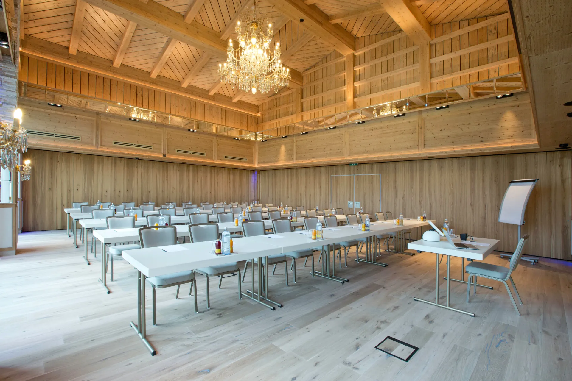 Moderner Seminarraum im Greenvieh Chalet für Tagungen und Business-Events in Tirol