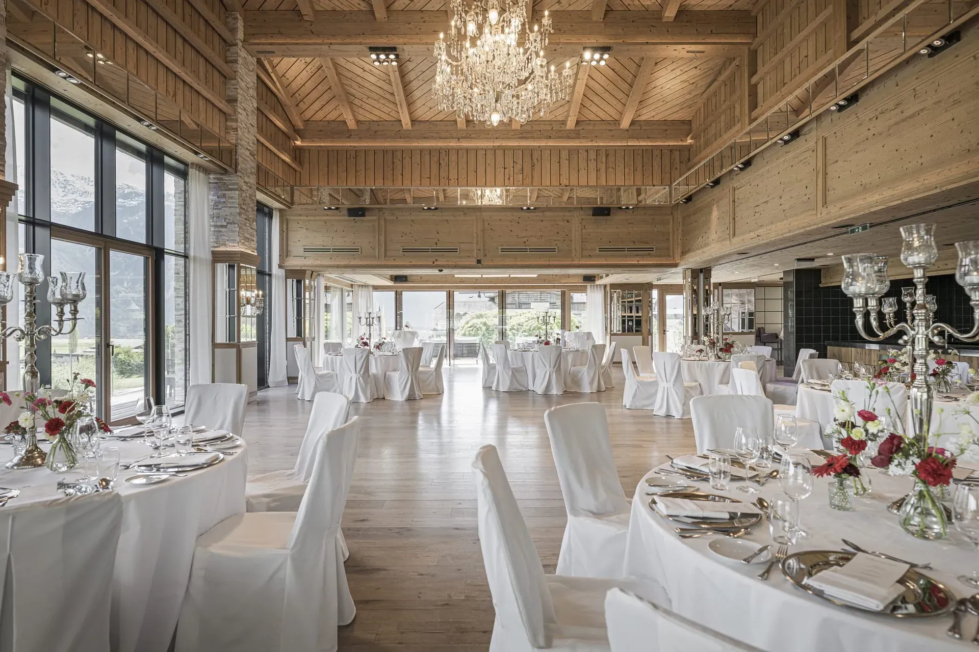 Festsaal im Greenvieh Chalet mit eleganter Beleuchtung für Hochzeiten und Events in Tirol