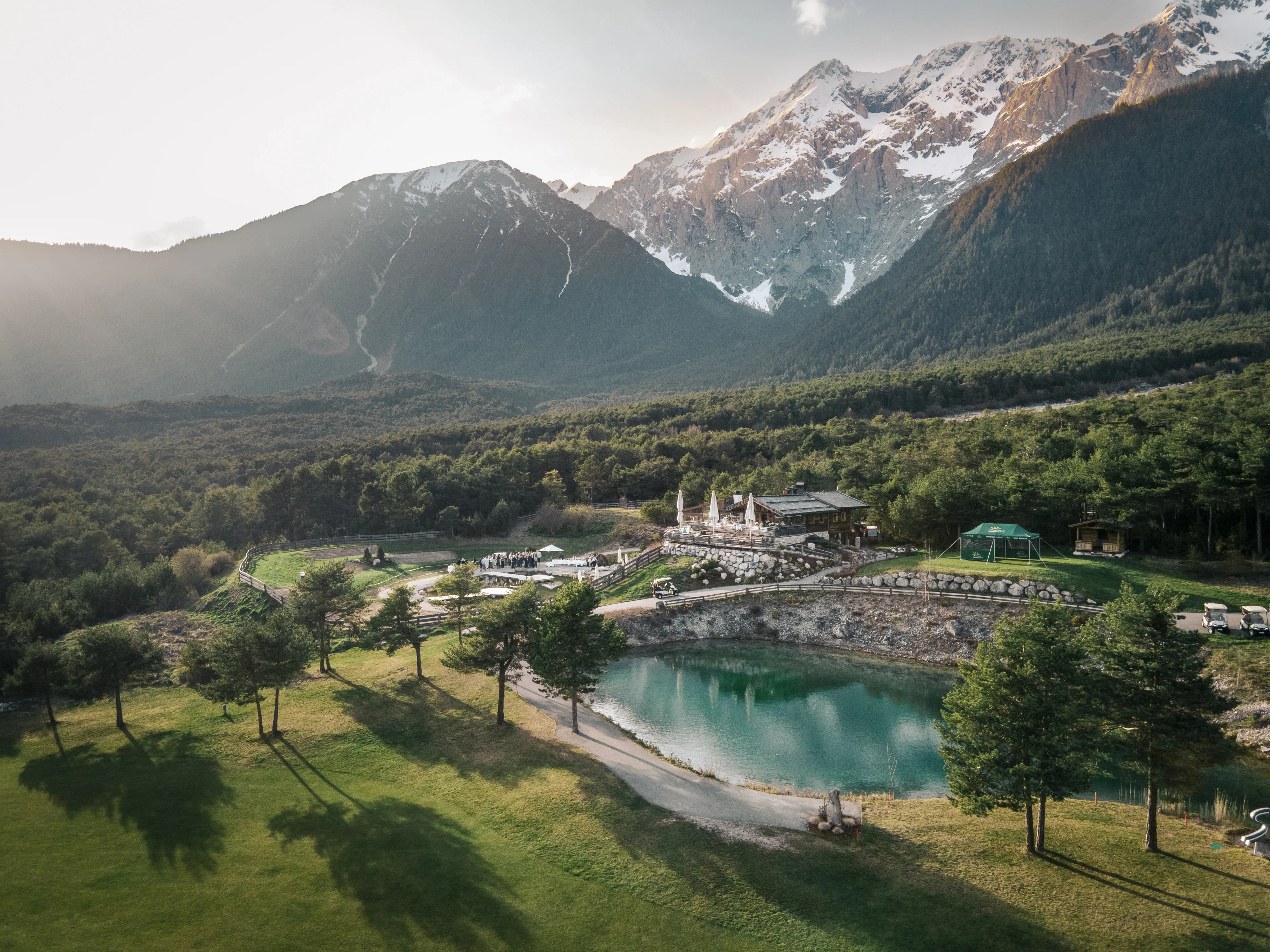 Luftaufnahme der Stöttlalm – freie Trauung am idyllischen Naturteich